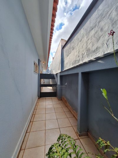 CASA COM 03 DORMITÓRIOS SENDO 01 SUÍTE