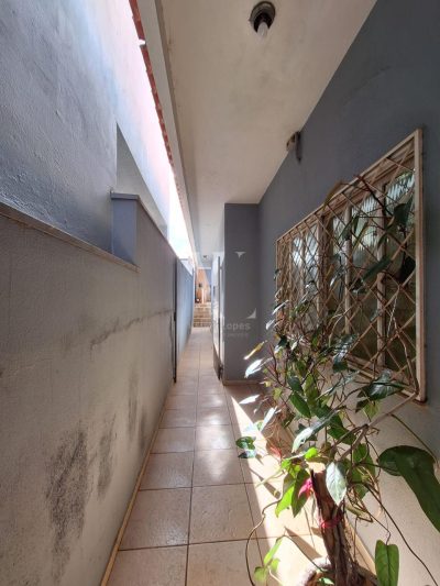 CASA COM 03 DORMITÓRIOS SENDO 01 SUÍTE